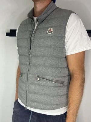 Moncler Gerard Gilet - Inga tillbehör, personen på bilden är 192
