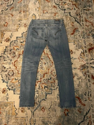 Dondup jeans Goerge - Tjenare, säljer dessa sköna Dondup jeans i deras populära modell Goerge. Jeansen har fina fades och slitningar och är i ett mycket fint skick. Såklart 100% äkta. Skriv gärna vid frågor eller funderingar!