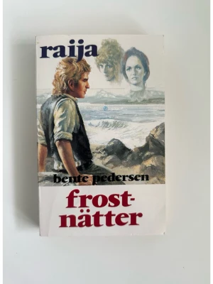 ”Frostnätter” av Bente Pedersen - Raija 20 - Boken ”Frostnätter”av Bente Pedersen. Fristående del i den storslagna Raija - serien, en släkt- och kärlekssaga fylld av mystik och trolldom, där livet vid nordkalotten prövas av öde, passion och kamp för frihet. En episk berättelse om kärlek, hämnd och övernaturliga krafter.   ISBN: 91-7710-483-8.