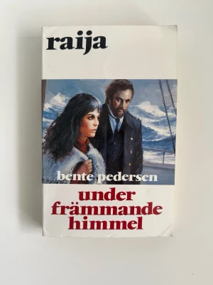 ”Under främmande himmel” av Bente Pedersen - Raija 11 - Boken ”Under främmande himmel” av Bente Pedersen. Fristående del i den storslagna Raija - serien, en släkt- och kärlekssaga fylld av mystik och trolldom, där livet vid nordkalotten prövas av öde, passion och kamp för frihet. En episk berättelse om kärlek, hämnd och övernaturliga krafter.  ISBN: 91-7710-344-0.