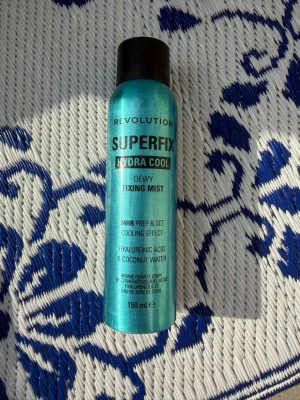 Revolution Superfix Hydra Cool Dewy Fixing Mist 150 ml – ny - Helt ny och oanvänd Revolution Superfix Hydra Cool Dewy Fixing Mist (150 ml). Återfuktande fixing mist med dewy finish som hjälper till att fixera sminket och ge ett fräscht glow. Säljs då den inte kommer till användning. 