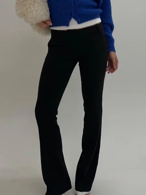 Low waist kostymbyxor  - Säljer dessa underbara lågmidjade kostymbyxor från bikbok då dem är för små💓🥹 Ska vara i modellen vera om jag kom ihåg rätt😊 Något noppig men inget men tänker på