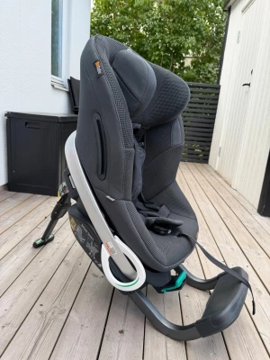 Svart bilbarnstol från BeSafe Strech - Säljer en svart bilbarnstol från BeSafe med justerbar sele och vadderad sits. Stolen har robust ram, sidokrockskydd och fästs med isofix. Passar för bakåtvänd montering och har mjukt, ventilerande tyg för extra komfort. Be safe Stretch ny pris 6295kr