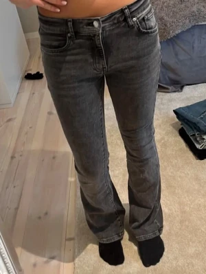 Gina Grå bootcut jeans  - Säljer ett par grå, svarta bootcut jeans i storlek 34 men funkar som S. Gammal model från Gina och går inte att köpa längre. Orginal pris 500 kr