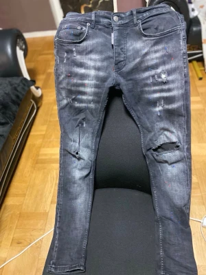 Svarta dsquared 2 jeans  - Säljer ett par svarta dsquared jeans dem är storlek 42 