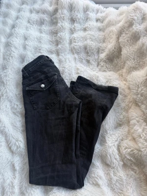 Svarta bootcut jeans, storlek 36 - Hej, jag säljer dessa sjukt snygga svarta jeans från Gina tricot i storlek 36, jag säljer dom pågrund av att dom knappt används. Dom är lite slitna i fållen(kolla bilden), men utöver det i bra skick💘 Skickas nytvättade!