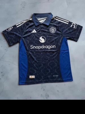 Manchester United fotbollströja, alla storlekar  - Säljer en Manchester United fotbollströja | Skick 10/10 med tags på | Storlekar: Small, Medium, Large, XL, XXL |