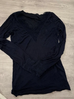 Intimissimi topp med spets - Intimissimi navy V-neck top. It’s in pretty good condition, the stain can be washed off I just haven’t put it in the wash yet. 💞 