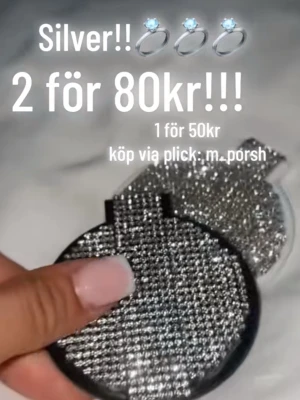 Silverfärgad glittrig spegel - Säljer en rund spegel i silverfärg med massor av glitter på framsidan. Om du vill se spegeln på film kolla tiktok: m_porsh0. Köp två av vilka färger du vill för 80kr. Eller 1 spegel för 50kr!