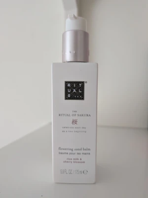Rituals The Ritual of Sakura handbalsam - Använd några gånger. Handbalsam från Rituals i serien The Ritual of Sakura med doft av ris och körsbärsblom. Kommer i en vit, fyrkantig pumpflaska på 175 ml. Perfekt för att återfukta händerna och lämnar en fräsch, blommig doft.