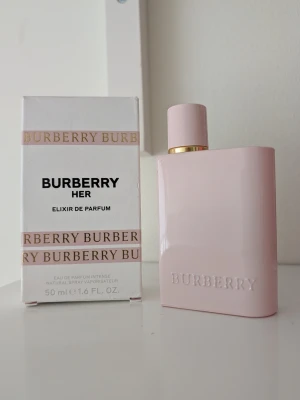 Burberry Her Elixir parfym 50 ml - Burberry Her Elixir parfym 50 ml. Parfymen är mycket sparsamt använd. Den blå pricken visar ungefär hur mycket som har använts. Mängden är kontrollerad med mobilens ficklampa för en så korrekt uppskattning som möjligt. 