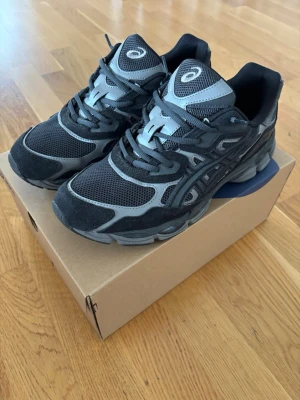 Asics gel nyc - Säljer ett par svarta Asics sneakers i storlek 44,5. Dem har en väldigt liten passform så att dem passar till folk med storlek 42-43. Använda runt 3 ggr.