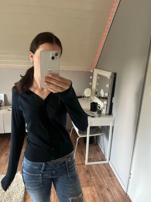 Mörkblå kofta - Säljer en snygg basic kofta från primark i storlek m, sitter dock som en S💞den har tappat en av knapparna men de syns knappt när man har på sog den.  Hör av er vid frågor eller intresse!