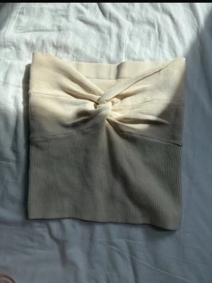 Beige tubtopp - Säljer då denna är för stor för mig. Har fler tubtoppar uppe i min profil, kolla gärna in för bundle!🥰