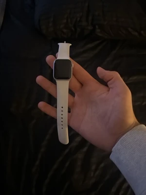 Applewatch - Snygg vit applewatch som jag fick i julas men inte kommit till användning mycket alls så vill sälja vidare den, otroligt bra skick har den inte använd mer än 10 gånger.