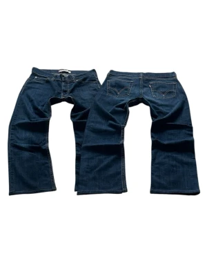 Blåa Vintage Levis 506 Bootcut / Regular Fit Jeans Storlek W32 L32 - Mycket fina Levis Jeans i blå färg. | Jeansen är i mycket bra skick och sparsamt använda. |  Äkta som allt annat jag säljer! ✅ |  Storlek: W32 L32 | Skick: Mycket Bra Skick - bakpatchen har blivit borttagen  | Färg: Blå | Märke: Levis | Modell: Jeans |   Hör gärna av dig vid frågor så svarar jag så fort jag kan! 😁 |  (SKU - 230)