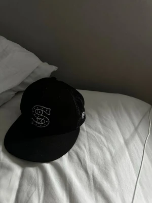 New era keps  (55cm) - Säljer denna keps då den används typ 4 gånger. Så i nyskick. Storlek: 55cm, och nypris 500