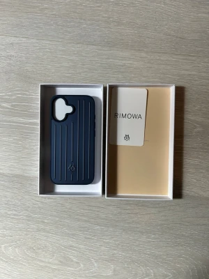 Rimowa phonecase - Dark blue phonecase from Rimowa in a very good condition!