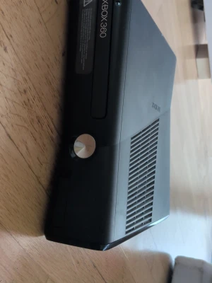 Xbox 360 konsol med strömadapter - Xbox 360 med Kinect + spel Säljer min Xbox 360 i bra skick. Den fungerar som den ska och är redo att användas. Det som ingår: 🎮 Xbox 360 🎮 2 handkontroller 📷 Kinect-sensor 🔌 Strömadapter + kabel 💿 7 spel: FIFA 09 FIFA 16 Just Dance 2016 GTA IV Kinect Adventures Table Tennis SmackDown vs. Raw 2008