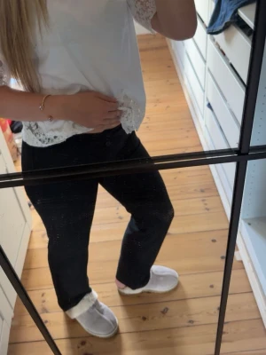 Svarta kostymbyxor med 2 knappat - Svarta kostymbyxor med dubbelknapp💕(M i storlek men sitter som XS/S)