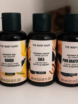 Duschgel och duschkräm från The Body Shop - Säljer tre veganska duschprodukter från The Body Shop: Mango shower gel, Shea shower cream och Pink Grapefruit shower gel. Flaskorna är 60 ml och har färgglada etiketter. 