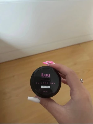 Luunails Builder Gel Snow White - Bygggele från Luunails i färgen Snow White, använd till ett set så väldigt mycket kvar. Burken innehåller 30g