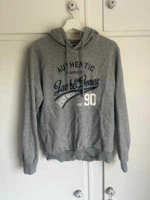2 Jack and Jones hoodies - Säljer två par Jack &Jones hoodies. Inga hål eller defekter och sitter riktigt snyggt! Skriv vid minsta lilla😁