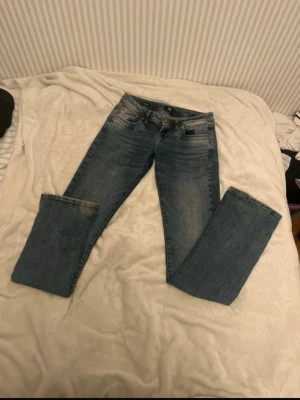 Blå bootcut jeans från LTB - Säljer ett par otroligt snygga och stilrena jeans från LTB i en riktigt snygg blå tvätt! Modellen har Low Rise (låg midja) och Bootcut. Säljes då de tyvärr inte passade mig. Mindre slitningar längst ner som knappt syns (se bilder)  Innerbenslängd:  Ca 92cm  Tveka inte att höra av dig vid eventuella frågor😄      ⁠#ltb⁠ ⁠#ltbjeans⁠ ⁠#lowrise⁠ ⁠#lågmidja⁠ ⁠#bootcut⁠ ⁠#flaredjeans⁠ ⁠#bootcutjeans⁠ ⁠#y2k⁠ ⁠#y2kjeans⁠ ⁠#vintagejeans⁠ ⁠#w26l36⁠ ⁠#talljeans⁠ ⁠#långaben⁠ ⁠#retrojeans⁠ ⁠#denim⁠ ⁠#trendigt