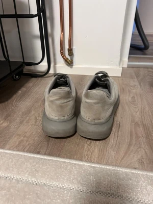 Alexander McQueen Oversized Sneakers  Grå mocka - Säljer ett par klassiska Alexander McQueen sneakers i helgrå mocka. Skorna är välanvända men har mycket kvar att ge för den som vill fräscha upp dem eller ha dem som schyssta vardagssneakers.                                    Nypris ca6200kr. Skriv vid frågor eller om du vill ha fler bilder!