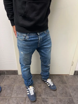 Jack & Jones jeans - Snygga jeans från Jack&Jones. Byxorna har två små fläckar (se bilder) annars bra skick. Modell: Slim/Glenn. A=39CM B=103CM C=16CM. Modellen är 173cm, 64kg. Pris kan diskuteras!!