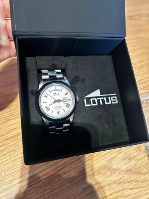 Lotus Freedom Quartz - Säljer den hör klockan då jag köpt ny Diameter: 41mm | vattentät till 10 ATM = 100m | automatiskt | måste byta batteri då den ej fungerar | fås med extra länkar ingen box. Mvh
