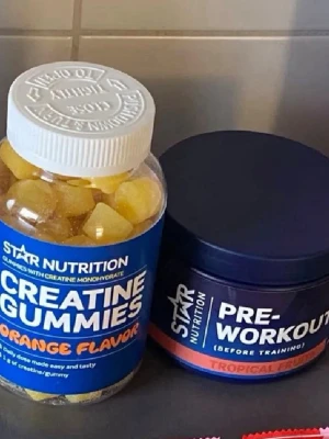 Star Nutrition kreatin & pre-workout - Oöppnade: Säljer ett set med Star Nutrition kreatin gummies med apelsinsmak och en burk pre-workout med tropisk smak. Perfekt för dig som tränar och vill boosta din prestation. Båda produkterna kommer i praktiska burkar med tydlig etikett.