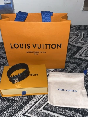 Louis Vuitton svart monogram armband - Säljer ett snyggt lv armband, inte min stil och kvittot saknas därav priset . Hör av er vid fler frågor, pris går att sänka vid snabb affär mvh 