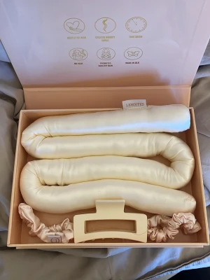 Heatless curls  - Helt nytt och orört set från lenoites med heatles curls set i silke. Perfekt att ge i present eller om man vill ha silkeslena lockar. Nypris: 500 
