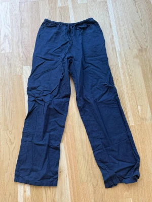 Marinablåa linnebyxor från Gina Tricot  - Säljer ett par marinblåa linnebyxor, dom är använda fåtal gånger💕