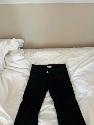 Svarta jeans med smal passform - Säljer ett par klassiska svarta jeans med smal passform. Jeansen har fem fickor, knapp och dragkedja framtill. Perfekta till alla typer av outfits och tillverkade i ett mjukt jeansmaterial.