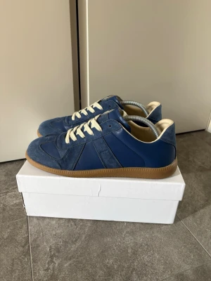 Maison Margiela – Navy/Blue – EU 44 – Box - Maison Margiela sneakers i navy/blå färg, storlek EU 44. Skorna är i mycket fint skick och kommer med originalbox.  Storlek: EU 44 Färg: Navy/Blue  Se bilder för exakt skick och detaljer.  📦 Skickas snabbt och väl emballerat.  Skriv gärna om du har några frågor eller vill ha fler bilder!