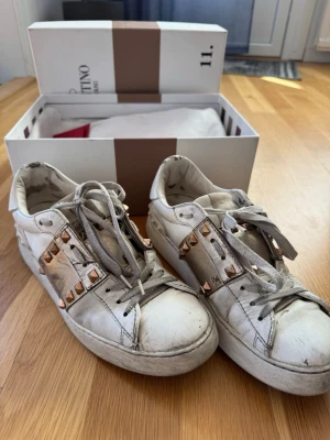Valentino skor - Säljer mina valentino skor då jag köpt andra skor. Dom är relativt slitna därav priset. Kan gå ner i pris också. Några nitar har lossnat. Storlek 38,5