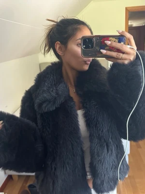 Faux fur jacka  - En fluffig, otrolig svart faux fur jacka från Cubus, size XL men klär M. 'Cubus - Take Me Home & Wear Me Out.' Super bra skick och en vintage bit