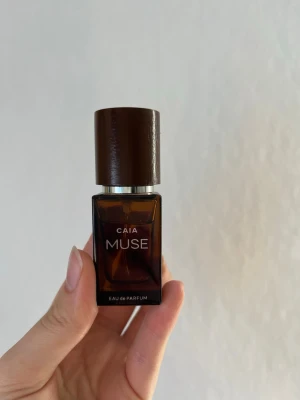 CAIA Muse Eau de Parfum - Säljer CAIA Muse eau de Parfum i 15 ml. Parfymen har använts fåtal gånger.