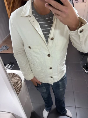 Vit Overshirt - Storlek M, skick 9/10. Postar samma dag!
