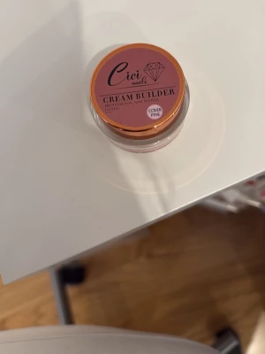 Cici Nail Cream Builder Cover Pink - Cici Nail Cream Builder i färgen Cover Pink är en professionell nagelgel i burk. Gelen har en mjuk rosa ton och används för att bygga och forma naglar. Perfekt för dig som vill skapa snygga och hållbara naglar hemma eller i salong. 15g