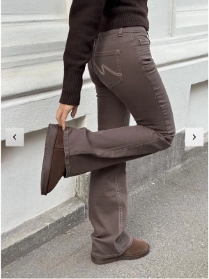 Bruna bootcut jeans Nelly  - Snygga bruna bootcut jeans från Nelly, fint skick 