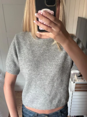 Kortärmad stickad tröja Zara - Snygg stickad tröja från zara, den är i storlek M💕