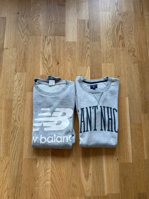 Två gråa tröjor från New Balance och Gant - Säljer en grå sweatshirt från New Balance med stor vit logga framtill. Tröjan har rund halsringning och är tillverkad i mjukt bomullsmaterial. Perfekt för en avslappnad och sportig stil. 165kr för båda, annars 85kr/st