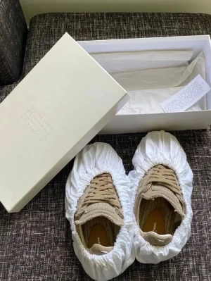 Maison Margiela skorna - Maison Margiela sneakers i beige linne med råa kanter och snygga detaljer. Skorna har snörning, platt sula och rund tå. Perfekt för dig som gillar en unik och trendig look. Kommer med originalkartong och dustbags. Pris går att diskuteras. Skriv vid fler frågor!