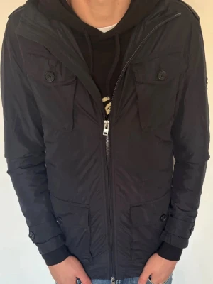 J.Lindeberg jacka - J.Lindeberg jacka | Storlek xs, passar S | Bra skick | Windbreakerish material | Modellen är 185
