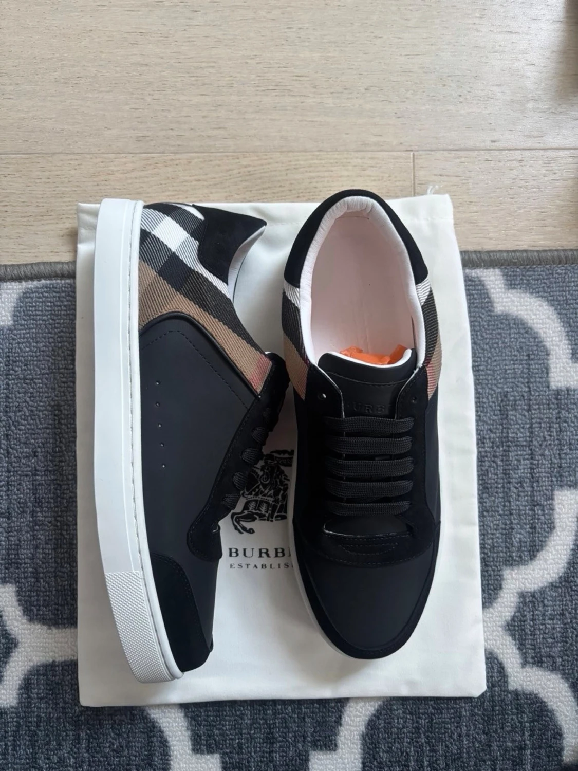 Burberry svart/vit låg sneaker