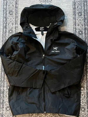 Arcteryx beta lt jacka  - Säljer min snygga jacka från arcteryx i svart, den är helt ny. Skriv vid frågor, priset är förhandlingsbart vid snabb affär. Skickas inom 24h 🙌Passar till både män och kvinnor, funkar perfekt som en skidjacka också