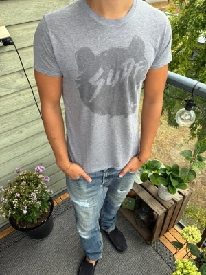 Grå t-shirt med surftryck Hollister - Riktigt schysst "tisha" från hollister med skönt tryck, passfromern är super! Bra skick skriv vid frågor och följ för mer!🤝 Axelbredd: 39,5 Längd 63✅